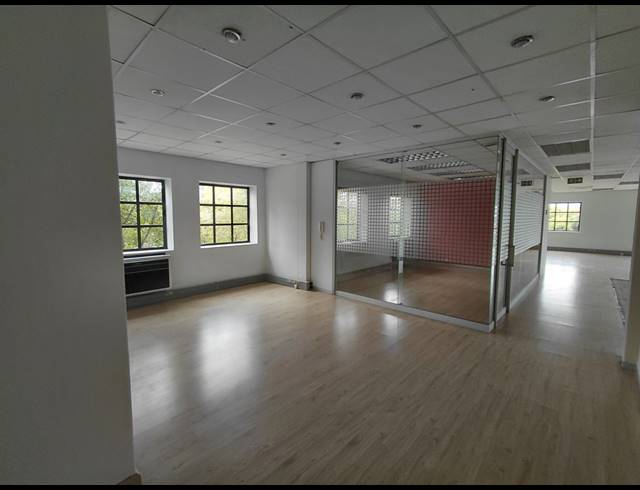 223M² OFFICE TO LET IN LYME PARK